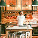 La cuisine, c’est le domaine de Gilles Bodu Le Moine qui y officie pour ses hôtes. Le mur en brique d’origine a été conservé. Il dialogue avec des armoires de boucherie et un tour pâtissier doté de portes de réfrigérateur neuves mais entièrement vintage, fabriquées d'après un modèle signé Heuzé au Havre.