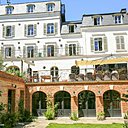 La bâtisse, située à 100 mètres du centre d’Etretat, offre une cour en briques de Saint-Jean et silex noir, une particularité de la région. La terrasse est abritée du vent et exposée sud-est pour profiter du soleil, même lorsqu’il est timide.