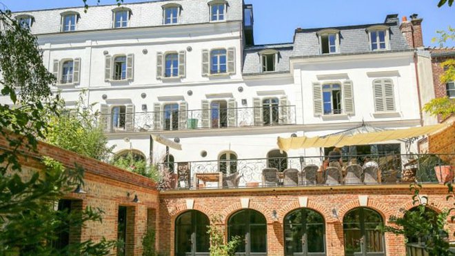 La bâtisse, située à 100 mètres du centre d’Etretat, offre une cour en briques de Saint-Jean et silex noir, une particularité de la région. La terrasse est abritée du vent et exposée sud-est pour profiter du soleil, même lorsqu’il est timide.