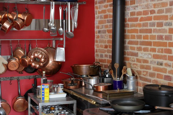 Les ustensiles en cuivre font partie de la décoration. Ils s’accrochent sur des barres murales en acier et sont toujours à portée de main pour le chef.