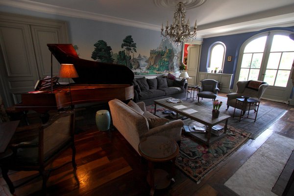Le grand salon, qui donne sur la terrasse et la salle à manger, est dominé par la présence d’un piano destiné aux mélomanes de passage.