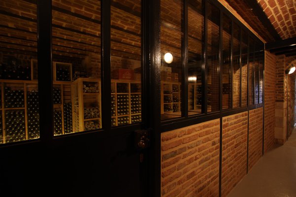 Les caves ont été réaménagées au même endroit que celles de jadis et abritent dorénavant une belle sélection de vins.