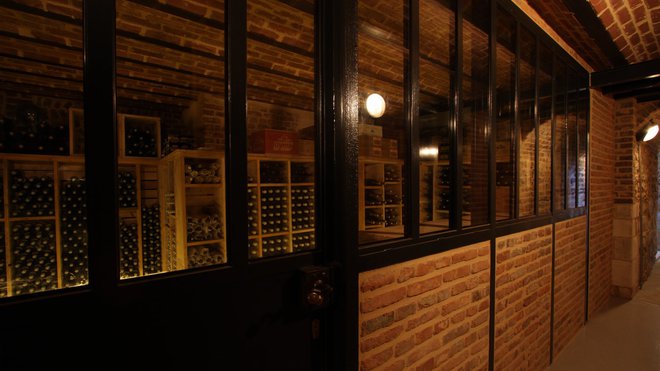 Les caves ont été réaménagées au même endroit que celles de jadis et abritent dorénavant une belle sélection de vins.