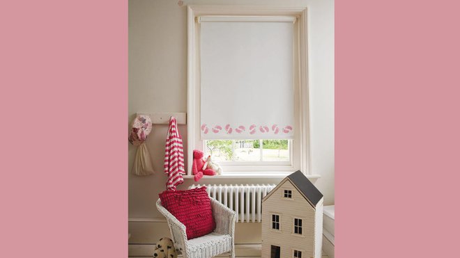 Chic et intemporels, les stores à enrouleur apportent une touche déco lorsqu’on choisit un tissu uni et contemporain, ou un air champêtre si l’on opte pour un tissu à fleur ou stylisé.