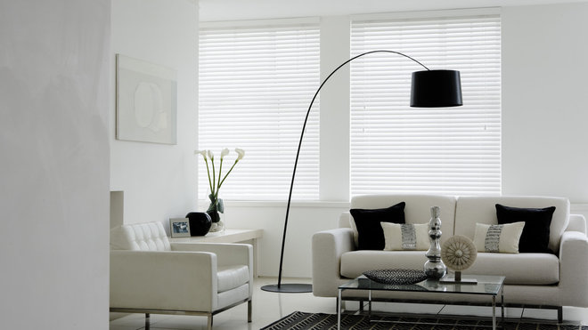 A lamelles horizontales de bois, le store est dit vénitien: il apporte alors à la décoration une ambiance chaleureuse, et les lames horizontales permettent de diffuser la lumière avec des variantes. Il protège aussi des rayons du soleil, et vous permettra d’avoir une meilleure vue sur l’extérieur, sans être vu, en jouant sur l’orientation des lames.