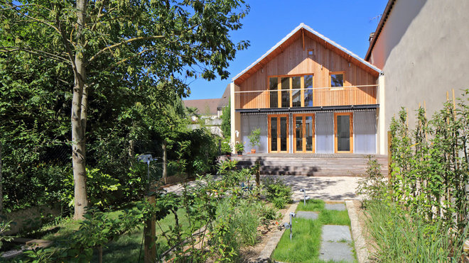 L’ancienne menuiserie est divisée en quatre corps de bâtiment avec deux mezzanines à usage privé. L’ancienne menuiserie est divisée en quatre corps de bâtiment avec deux mezzanines à usage privé.