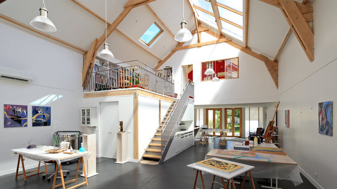 Le grand volume de l’atelier culmine à plus de 6,50 m. La charpente en bois a été créée et le volume est dans l’alignement du faîtage. La mezzanine loge la partie habitation dans une volumétrie très compacte. Le grand volume de l’atelier culmine à plus de 6,50 m. La charpente en bois a été créée et le volume est dans l’alignement du faîtage. La mezzanine loge la partie habitation dans une volumétrie très compacte.