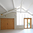 L’entrée est une salle d’accueil pour le public et un lieu d’exposition peint en blanc.