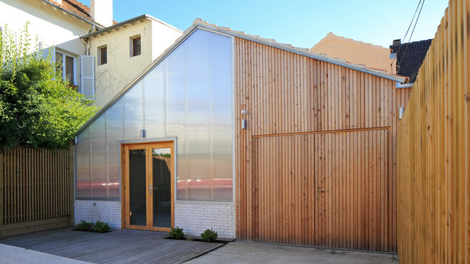 La façade côté rue reste fidèle à la simplicité et l’harmonie du bâtiment : bardage en douglas (ou pin d’Oregon) et verrière en polycarbonate alvéolé. La façade côté rue reste fidèle à la simplicité et l’harmonie du bâtiment : bardage en douglas (ou pin d’Oregon) et verrière en polycarbonate alvéolé.