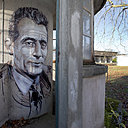 Physicien et chimiste français, Frédéric Joliot obtient le prix Nobel de chimie avec son épouse, Irène Joliot-Curie, en 1935 pour la découverte de la radioactivité artificielle. Il participe à la fondation du CEA et en devient le premier haut-commissaire, responsable des programmes scientifiques. Il pilote la construction du centre CEA de Saclay dont le bâtiment qui abritera son cyclotron. Il habite toujours les lieux, installé dans la sortie de secours de ce bâtiment désormais inutilisé.