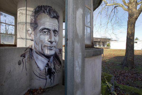 Physicien et chimiste français, Frédéric Joliot obtient le prix Nobel de chimie avec son épouse, Irène Joliot-Curie, en 1935 pour la découverte de la radioactivité artificielle. Il participe à la fondation du CEA et en devient le premier haut-commissaire, responsable des programmes scientifiques. Il pilote la construction du centre CEA de Saclay dont le bâtiment qui abritera son cyclotron. Il habite toujours les lieux, installé dans la sortie de secours de ce bâtiment désormais inutilisé.