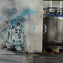 R2D2 A côté d’une grosse bonbonne d’azote liquide, C215 a peint son petit frère, le robot droïde R2D2 ! Les réservoirs d’azote liquide sont moins technologiques mais très utiles à la recherche. En astronomie par exemple, l’azote permet la réfrigération des capteurs sensibles à l'agitation thermique, comme ceux qui équipent les télescopes.