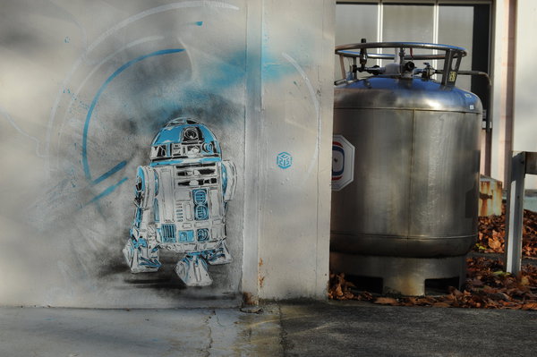 R2D2 A côté d’une grosse bonbonne d’azote liquide, C215 a peint son petit frère, le robot droïde R2D2 ! Les réservoirs d’azote liquide sont moins technologiques mais très utiles à la recherche. En astronomie par exemple, l’azote permet la réfrigération des capteurs sensibles à l'agitation thermique, comme ceux qui équipent les télescopes.