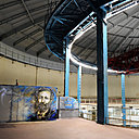 Grande figure qui a inspiré des vocations, Jules Verne, écrivain fleuve de romans d’aventure et de  science-fiction durant la deuxième moitié du 19ème siècle. Ses « Voyages extraordinaires », 62 romans et 18 nouvelles, ont paru pour beaucoup aux Editions Hetzel. La célèbre typographie des couvertures de ces éditions a été reprise par C215 pour titrer sa peinture. Cette œuvre de C215, la plus grande de toutes à Saclay, a été positionnée en haut de l’ancien réacteur à eau lourde n°3. Un réacteur conçu avec l’aide de sous-mariniers, clin d’œil à « 20 000 lieues sous les mers »…