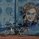 Georges Charpak, physicien français, a reçu le prix Nobel en 1992. Spécialiste de la détection des particules, il a inventé les « chambre à fils » utilisées au Cern, à Genève. Le Cern, laboratoire tunnel circulaire de 27 km sous la frontière franco-suisse, est le plus grand et le plus puissant accélérateur du monde pour la physique des particules. C’est là qu’a été découvert le boson de Higgs en 2012. Georges Charpak travaillait avec le CEA, il est peint sur un bâtiment où il venait travailler.