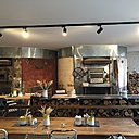 L'une des grandes tables et les buches prêtes à être enfournées. L'une des grandes tables et les buches prêtes à être enfournées.