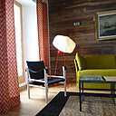 Coup de cœur pour cette version plus hivernale, déclinée en hêtre, feutre gris anthracite et cuir marron. Une combinaison gagnante qui fera merveille dans un chalet de montagne tout de bois vêtu et rehaussé de subtiles touches de couleurs.