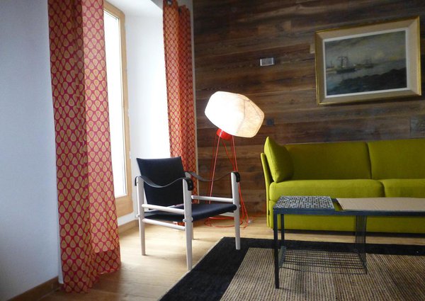 Coup de cœur pour cette version plus hivernale, déclinée en hêtre, feutre gris anthracite et cuir marron. Une combinaison gagnante qui fera merveille dans un chalet de montagne tout de bois vêtu et rehaussé de subtiles touches de couleurs.