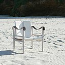 Imaginé par Virginie Lobrot, le fauteuil Temps Libre se compose d’une élégante structure, déclinée en chêne, acacia ou hêtre. Côté finitions, il peut être huilé, blanchi ou brut, et les sangles d’accoudoirs sont réalisées en cuir ou en nubuck. Démontable, Temps Libre est aussi à l’aise indoor qu’outdoor.