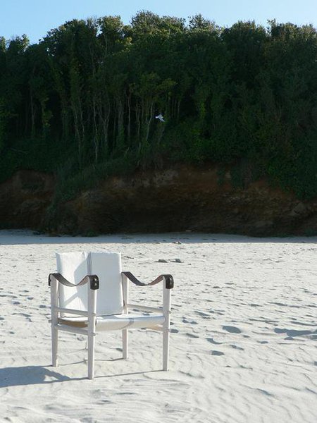 Imaginé par Virginie Lobrot, le fauteuil Temps Libre se compose d’une élégante structure, déclinée en chêne, acacia ou hêtre. Côté finitions, il peut être huilé, blanchi ou brut, et les sangles d’accoudoirs sont réalisées en cuir ou en nubuck. Démontable, Temps Libre est aussi à l’aise indoor qu’outdoor.