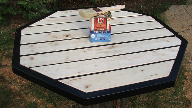 Etape 9 : application de deux couches de vernis glycérophtalique d’aspect brillant.