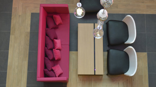 Des pampilles dégringolent du plafond comme des stalactites dans une grotte. Des pampilles dégringolent du plafond comme des stalactites dans une grotte.