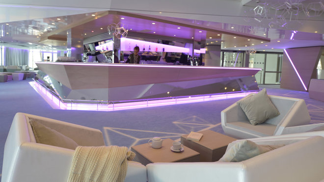 Esprit glacier au « Bar tout chaud », laqué de blanc, pour déguster une boisson chaude, un apéritif, des tapas. Esprit glacier au « Bar tout chaud », laqué de blanc, pour déguster une boisson chaude, un apéritif, des tapas.