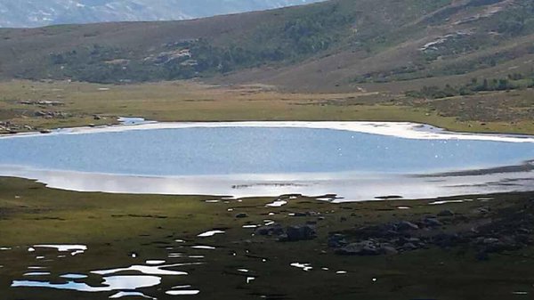 En haut à droite : lac de Ninu (alt. 1750 mètres) dans le centre Corse, un des plus beaux lacs glaciaires de l’île.