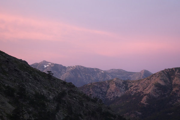 Lever du soleil sur les montagnes qui dominent le refuge de Tighjettu, sur le mythique parcours du GR20 Nord.