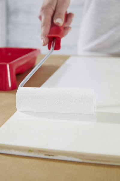 Etape 1-Peignez la planche avec un rouleau