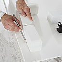 Etape 2-Posez les accessoires sur la planche et faites les marques de placement au crayon