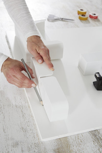 Etape 2-Posez les accessoires sur la planche et faites les marques de placement au crayon