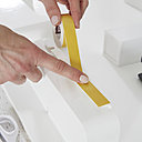 Etape 3-Après avoir nettoyé les éléments à l'alcool, posez les double face