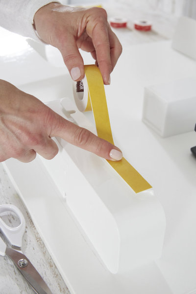 Etape 3-Après avoir nettoyé les éléments à l'alcool, posez les double face