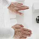 Etape 7- Grâce au tesa® Stop Pad, il restera bien en place, même sur des surfaces planes verticales