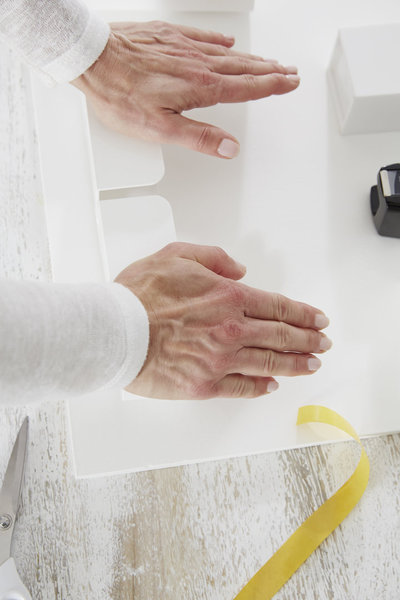 Etape 7- Grâce au tesa® Stop Pad, il restera bien en place, même sur des surfaces planes verticales