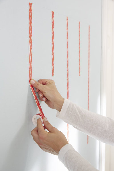 Etape 9- Fixez verticalement cinq bandes de double-face Fixer Objets Xtrême 150kg tesa®