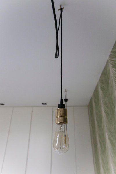 Les suspensions (modèle Hooked 1.0, chez Buster + Punch) légères jouent les filles de l’air.