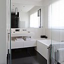 En blanc et noir mat, la salle de bains joue la carte du design graphique bicolore. Sanitaires, Altamarea et baignoire en Corian®. Robinetterie, Ritmonio.