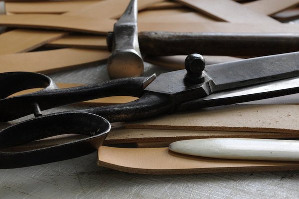 Christelle Le Déan et Stéphane Prieur cherchent à valoriser l’image de fabriques artisanales françaises, en leur offrant une nouvelle lisibilité avec les codes d’aujourd’hui, et font le pari de réinventer leur patrimoine dans une écriture très contemporaine.