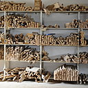 Chaises de toutes époques et fauteuils paillés à la Chaiserie Landaise, réminiscences de jours heureux au Pays Basque, et dont on découvre les assemblages savants.