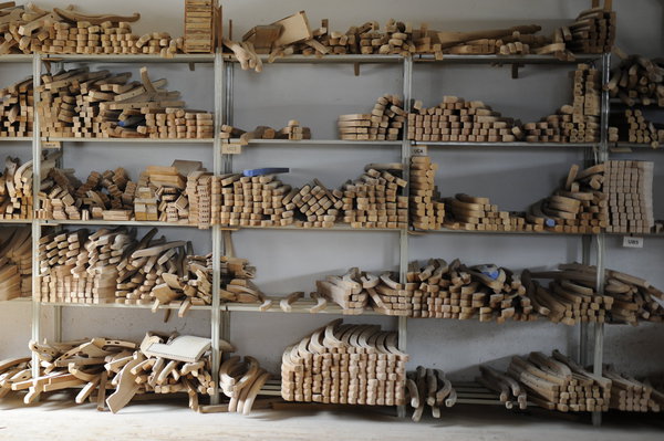 Chaises de toutes époques et fauteuils paillés à la Chaiserie Landaise, réminiscences de jours heureux au Pays Basque, et dont on découvre les assemblages savants.
