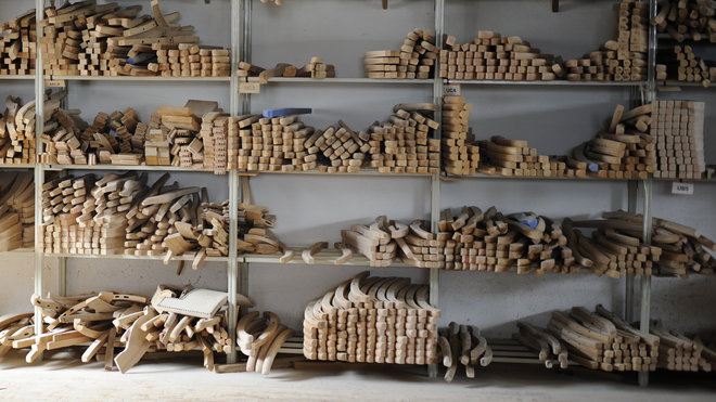 Chaises de toutes époques et fauteuils paillés à la Chaiserie Landaise, réminiscences de jours heureux au Pays Basque, et dont on découvre les assemblages savants.
