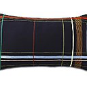 Coussin de lit An Avel, en drap de laine marine brodé à la machine Cornely, guidée à la main, Edition Le Déan-Prieur, réalisé par Le Minor à Pont l’Abbé, 70 x 45 cm, 287 euros.