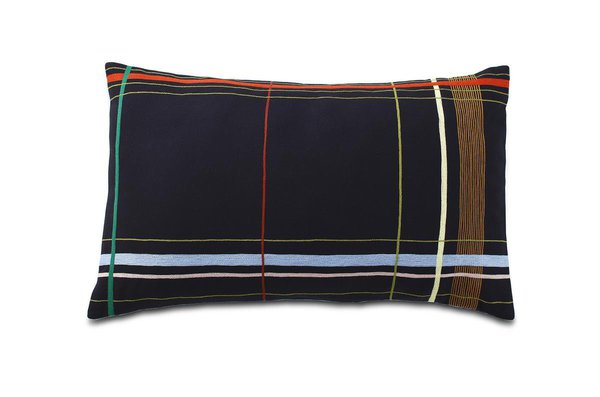 Coussin de lit An Avel, en drap de laine marine brodé à la machine Cornely, guidée à la main, Edition Le Déan-Prieur, réalisé par Le Minor à Pont l’Abbé, 70 x 45 cm, 287 euros.