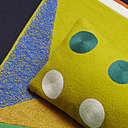 Pour réaliser cette broderie sur fond jaune, il a fallu réinventer, grâce à la vieille machine Cornely datant du XIX° siècle, un point évoquant un crayon de couleur.  Coussin cale-dos collection pois en drap de laine brodé, Edition Le Déan-Prieur, réalisé par Le Minor, Pont l’Abbé, 70 x 26 cm 215 euros.