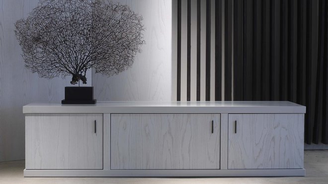 Buffet en bois au veinage mis en valeur par un traitement de surface qui sublime la matière.