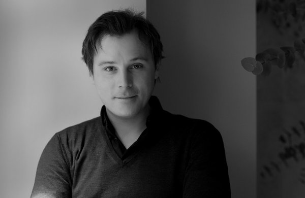 Guillaume Alan est un jeune décorateur et ensemblier de 38 ans qui travaille dans la lignée de l’école française et des Arts décoratifs, de Jacques-Emile Rulhmann à Jean Royère. Ses créations peuvent donner lieu à des finitions uniques.