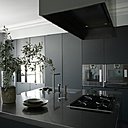 Formes géométriques pour cette cuisine aux volumes cubiques qui cache sa technique derrière la rigueur du noir indémodable.