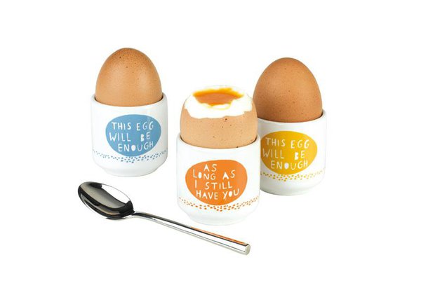 Tout droit sortis de l’imagination de Rob Ryan, ces 3 coquetiers nous délivre un message : « cet œuf suffira »... pas sûr que l’on soit du même avis. Place-a.com, 20 €.